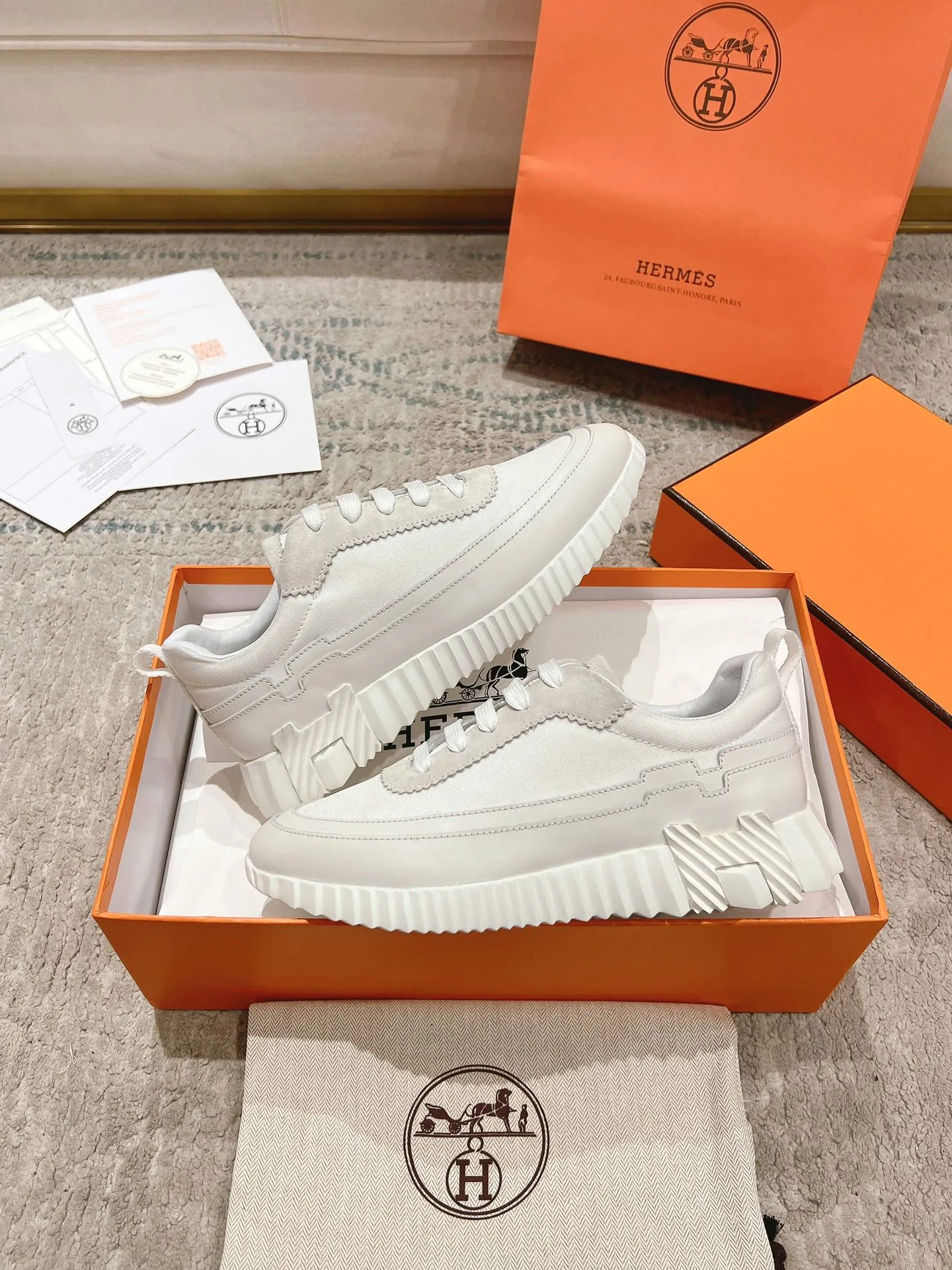 👟👟Ex-factory price 640👟👟 ‼ ️Top version 2024ss Hermès/Hermès new arrival in early autumn, casual shoes for couples👟Color-blocking design MM style, advanced fashion, simple and advanced, casual matching, very light and comfortable on the feet 🔘Upper: suede/cowhide 🔘Inner: sheepskin 🔘Outsole: original PU foam molding outsole 🔘Number of sizes: Women’s size 35-42 (40.41.42, custom made, non-refundable) Men’s size 39-46 (45.46, custom made, non-refundable) 🎁Original exquisite packaging